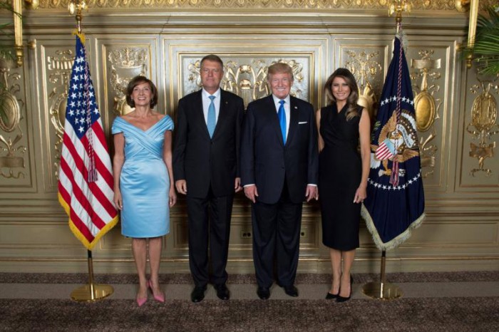 Preşedintele Klaus Iohannis şi soţia sa s-au fotografiat alături de Melania şi de Donald Trump Preşedintele Klaus Iohannis şi soţia sa s-au fotografiat alături de Melania şi de Donald Trump
