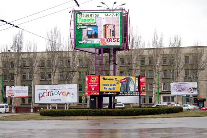 Primăria Chișinău se războiește cu proprietarii de bilboarduri. Chirtoacă: „Într-un stat normal, ar fi fost arestați!”