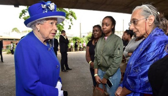 Regina şi prinţul William vor să ajute victimile incendiului din Turnul Grenfell Regina şi prinţul William vor să ajute victimile incendiului din Turnul Grenfell