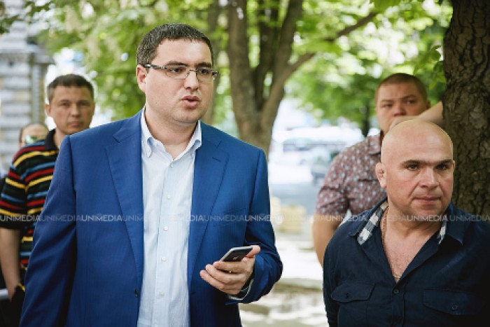 Renato Usatîi: „Dodon e azi parte din SRL-ul lui Plahotniuc; El șede ca un motănaș, curge sudoarea de pe dânsul și fața-i ca semaforul” Renato Usatîi: „Dodon e azi parte din SRL-ul lui Plahotniuc; El șede ca un motănaș, curge sudoarea de pe dânsul și fața-i ca semaforul”