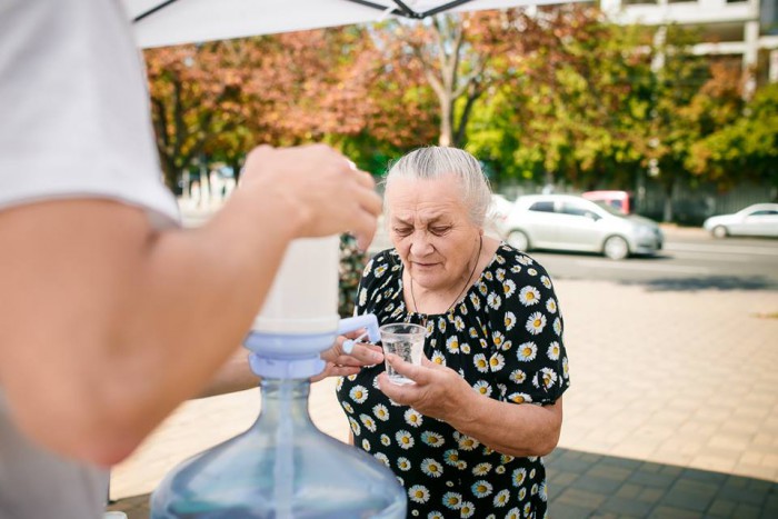 Reprezentanții unui partid vin în ajutor autorităților. Au instalat corturi anti-caniculă Reprezentanții unui partid vin în ajutor autorităților. Au instalat corturi anti-caniculă