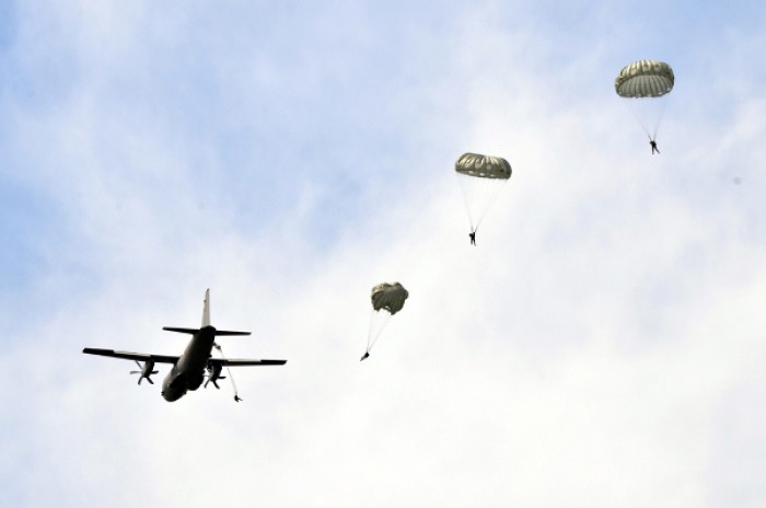 Senzații tari la Mărculești: militarii au sărit cu parașuta Senzații tari la Mărculești: militarii au sărit cu parașuta