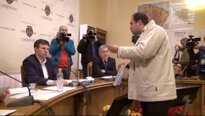 (video) Socialiștii au dat buzna în clădirea Primăriei Chișinău