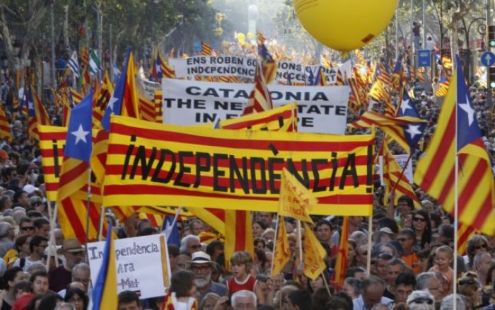 Spiritele se încing în Catalonia: ameninţări, percheziţii, arestări. Barcelona strânge voluntari Spiritele se încing în Catalonia: ameninţări, percheziţii, arestări. Barcelona strânge voluntari