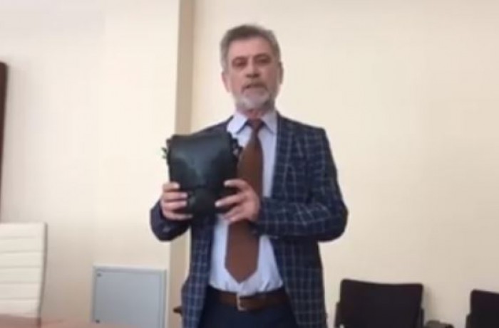 Stop cadru. Deliu a donat pentru Muzeul Parlamentului o „barsetkă” Stop cadru. Deliu a donat pentru Muzeul Parlamentului o „barsetkă”