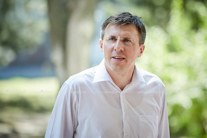 (stop cadru) Ce face Dorin Chirtoacă în arest la domiciliu? Ghimpu: Dă cu var, schimbă podelele... (stop cadru) Ce face Dorin Chirtoacă în arest la domiciliu? Ghimpu: Dă cu var, schimbă podelele...