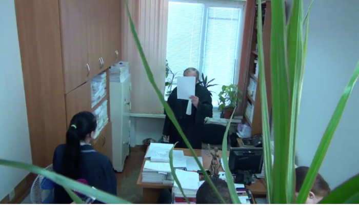(stop cadru) Judecătorul în cazul lui Chirinciuc nu a vrut să fie filmat în timp ce citea sentința. Și-a acoperit fața cu o foaie (stop cadru) Judecătorul în cazul lui Chirinciuc nu a vrut să fie filmat în timp ce citea sentința. Și-a acoperit fața cu o foaie