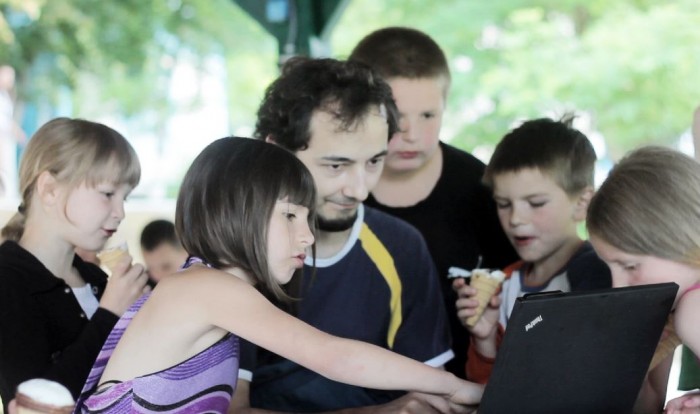 TINCO: Ajută un copil să descopere universul tehnologiilor informaționale! TINCO: Ajută un copil să descopere universul tehnologiilor informaționale!