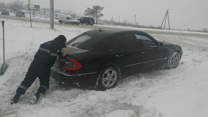 Toate drumurile din țară au fost deszăpezite. Se circulă fără dificultate Toate drumurile din țară au fost deszăpezite. Se circulă fără dificultate