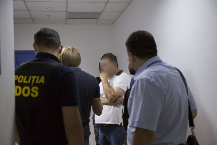Trei cetățeni străini, extrădați în Moldova: Un italian, condamnat pentru trafic de copii și pornografie infantilă Trei cetățeni străini, extrădați în Moldova: Un italian, condamnat pentru trafic de copii și pornografie infantilă