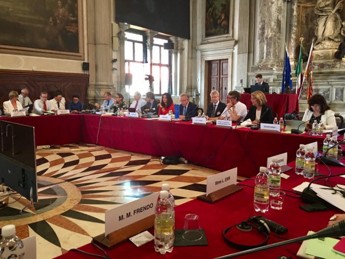 Ultima oră: Aviz critic al Comisiei de la Veneția privind schimbarea sistemului de vot: „Votul mixt face deputaţii vulnerabili în faţa intereselor de afaceri” Ultima oră: Aviz critic al Comisiei de la Veneția privind schimbarea sistemului de vot: „Votul mixt face deputaţii vulnerabili în faţa intereselor de afaceri”