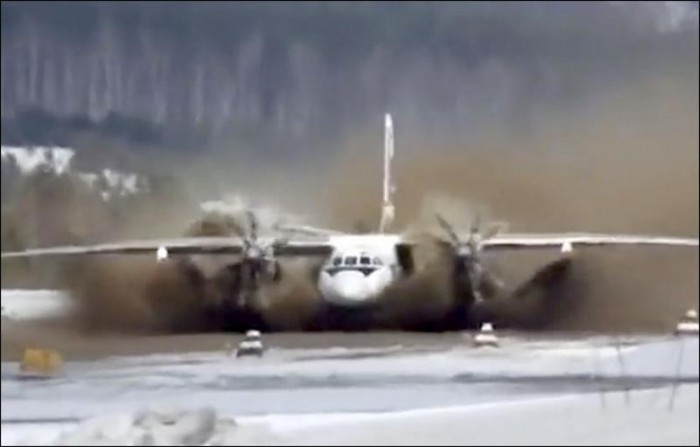 Un aeroport a fost închis pentru că s-a transformat în lac. Peste 500 de turiști sunt blocați în oraș Un aeroport a fost închis pentru că s-a transformat în lac. Peste 500 de turiști sunt blocați în oraș