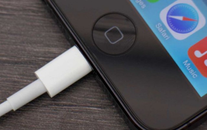 Un bărbat a murit după ce şi-a încărcat iPhone-ul în timp ce stătea în cadă Un bărbat a murit după ce şi-a încărcat iPhone-ul în timp ce stătea în cadă