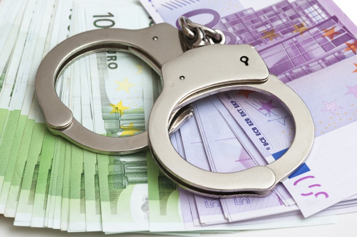 Un bărbat din Ştefan Vodă a fost reținut. Ar fi extorcat 10 mii de euro pentru a urgenta obţinerea cetăţeniei române Un bărbat din Ştefan Vodă a fost reținut. Ar fi extorcat 10 mii de euro pentru a urgenta obţinerea cetăţeniei române
