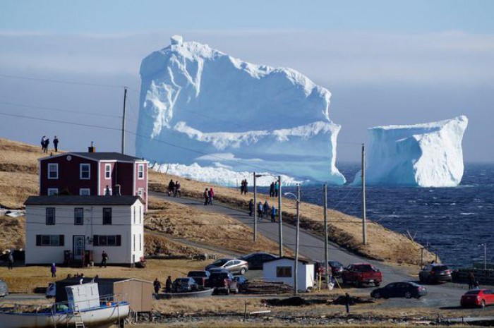 Un iceberg, mai înalt decât cel care a scufundat Titanicul, este cel mai nou obiectiv turistic din Canada. Toată lumea vrea poze cu el Un iceberg, mai înalt decât cel care a scufundat Titanicul, este cel mai nou obiectiv turistic din Canada. Toată lumea vrea poze cu el