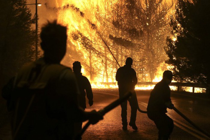 Un incendiu de vegetaţie ameninţă locuinţele de pe insula Kefalonia. Peste 55 de focare sunt active în Grecia Un incendiu de vegetaţie ameninţă locuinţele de pe insula Kefalonia. Peste 55 de focare sunt active în Grecia