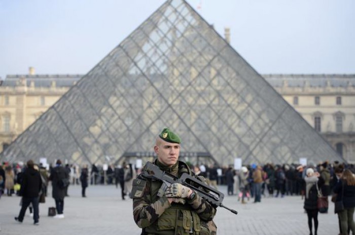 Un individ a ucis cu un cuţit două persoane în Paris. Ar fi strigat „Allah Akbar” înainte de atac Un individ a ucis cu un cuţit două persoane în Paris. Ar fi strigat „Allah Akbar” înainte de atac