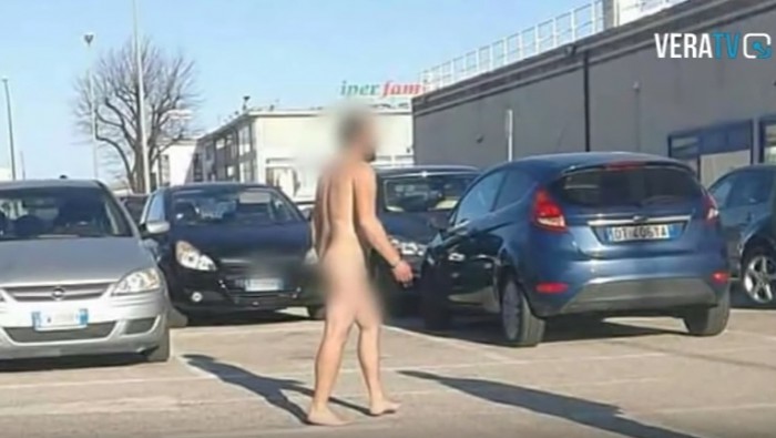 (video) Un moldovean a fost surprins cum se plimbă în pielea goală pe străzile unui orășel din Italia