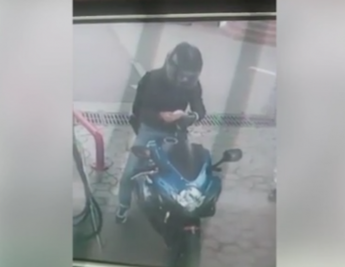 Un motociclist ce a lovit o fetiță care traversa strada în regiunea Aeroportului, căutat de poliție