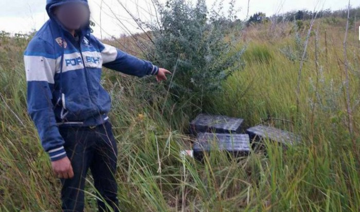 Peste 3.500 de pachete de țigări, confiscate de oamenii legii. Un moldovean, reținut la frontieră cu România Peste 3.500 de pachete de țigări, confiscate de oamenii legii. Un moldovean, reținut la frontieră cu România