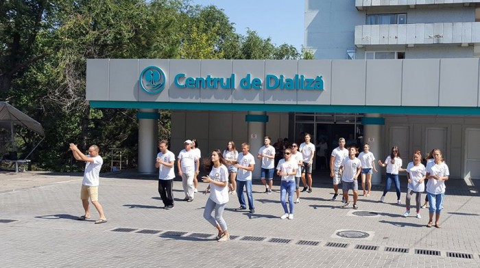(video) ,,Hey, ai grijă de rinichii tăi!” Tinerii pacienți de la Centrul BB-Dializă au organizat un flashmob pe ritmuri de dans (video) ,,Hey, ai grijă de rinichii tăi!” Tinerii pacienți de la Centrul BB-Dializă au organizat un flashmob pe ritmuri de dans