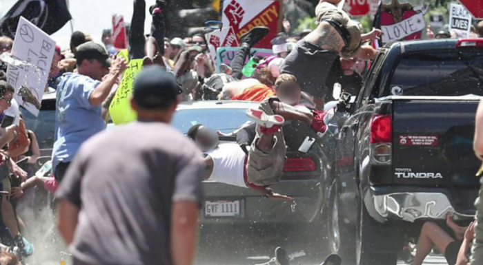 (video/ imagini cu impact emoțional) Momentul în care o mașină a intrat în mulțimea din Charlottesville, Virginia (video/ imagini cu impact emoțional) Momentul în care o mașină a intrat în mulțimea din Charlottesville, Virginia