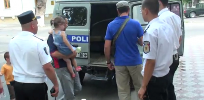 (video) Jurnalistul Oleg Brega, agresat de un enoriaş (video) Jurnalistul Oleg Brega, agresat de un enoriaş