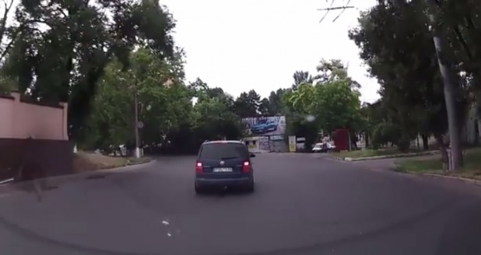 (video) „Învaţă” de la un şofer din Chişinău cum să ocoleşti un limitator de viteză (video) „Învaţă” de la un şofer din Chişinău cum să ocoleşti un limitator de viteză