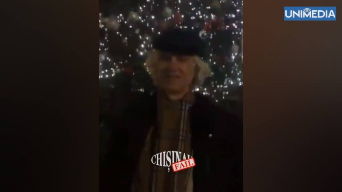 (video) Și-a făcut nevoile chiar lângă bradul din PMAN. Un bărbat a fost filmat de un grup de tineri (video) Și-a făcut nevoile chiar lângă bradul din PMAN. Un bărbat a fost filmat de un grup de tineri