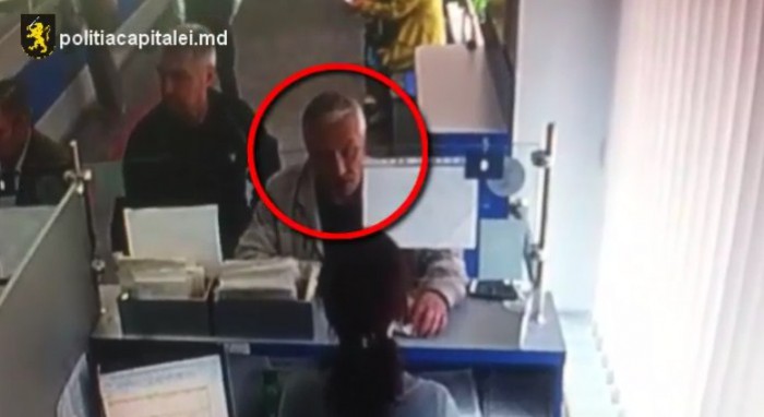(video) Bărbatul din imagine este căutat. A observat un telefon lăsat pe câteva clipe fără supraveghere și l-a sustras (video) Bărbatul din imagine este căutat. A observat un telefon lăsat pe câteva clipe fără supraveghere și l-a sustras