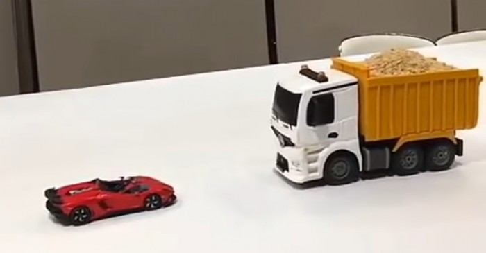 (video) Camion Mercedes-Benz cu surprize! Ar fi perfect pentru aniversarea copilului tău (video) Camion Mercedes-Benz cu surprize! Ar fi perfect pentru aniversarea copilului tău