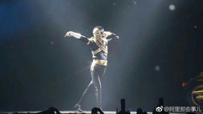 (video) Cel mai bogat om din Asia şi-a întâmpinat 40.000 de angajaţi dansând ca Michael Jackson (video) Cel mai bogat om din Asia şi-a întâmpinat 40.000 de angajaţi dansând ca Michael Jackson