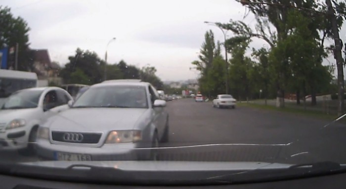 (video) Chişinău: Un alt şofer, surprins pe contrasens. A înjurat când a fost oprit (video) Chişinău: Un alt şofer, surprins pe contrasens. A înjurat când a fost oprit