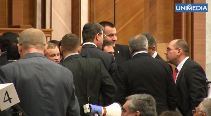 (video) Coaliția de guvernare a cedat în fața insistenței opoziției: Audieri parlamentare pe cazurile BEM și AIC (video) Coaliția de guvernare a cedat în fața insistenței opoziției: Audieri parlamentare pe cazurile BEM și AIC