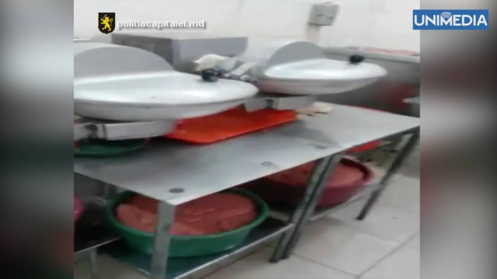 (video) Condiții insalubre de păstrare a cărnii depistate într-o fabrică. Carnea stătea în ligheane și era neacoperită (video) Condiții insalubre de păstrare a cărnii depistate într-o fabrică. Carnea stătea în ligheane și era neacoperită