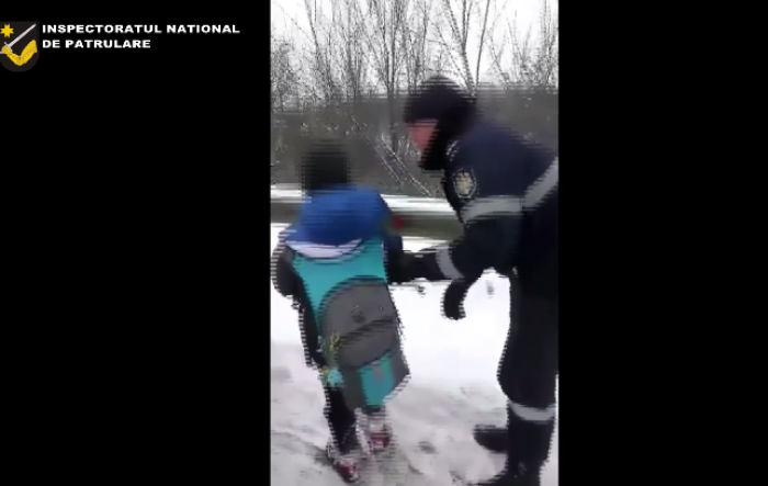 (video) Copil rătăcit - găsit și condus acasă de inspectorii de patrulare (video) Copil rătăcit - găsit și condus acasă de inspectorii de patrulare