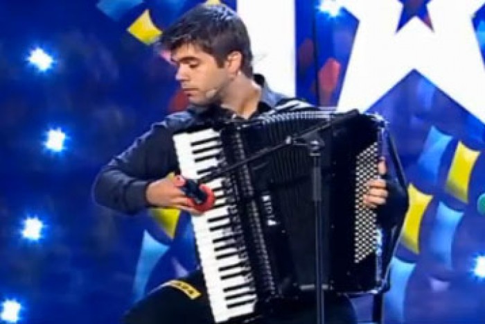 (video) Cu acordeonul se poate cânta și ASTA! Ghenadie Rotari la Românii au Talent!
