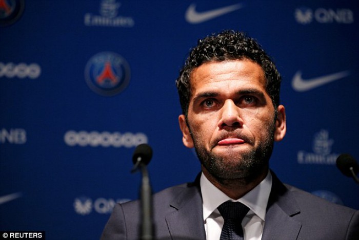 (video) Dani Alves este noul jucător al lui Paris Saint Germain! Brazilianul va avea un salariu imens la gruparea franceză (video) Dani Alves este noul jucător al lui Paris Saint Germain! Brazilianul va avea un salariu imens la gruparea franceză