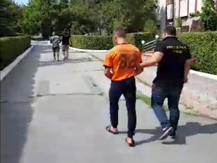 (video) Doi tineri din Criuleni au fost reținuți după ce ar fi violat o adolescentă de 17 ani. Făptașii riscă până la 12 ani de închisoare (video) Doi tineri din Criuleni au fost reținuți după ce ar fi violat o adolescentă de 17 ani. Făptașii riscă până la 12 ani de închisoare