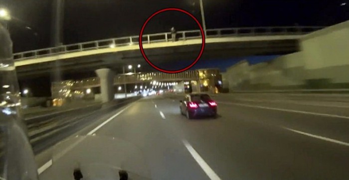 (video) Faptă eroică. Cum un motociclist a oprit traficul rutier pentru a preveni un suicid (video) Faptă eroică. Cum un motociclist a oprit traficul rutier pentru a preveni un suicid