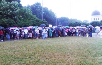 (video) Femeile din PD la flashmob prin ploaie