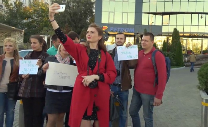 (video) Flashmob în fața GBC în semn de solidaritate cu reporterii Ziarului de Gardă (video) Flashmob în fața GBC în semn de solidaritate cu reporterii Ziarului de Gardă