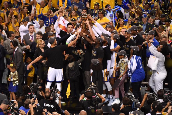 (video) Golden State Warriors este noua campioană din NBA! Kevin Durant și compania au trecut categoric de Cleveland (video) Golden State Warriors este noua campioană din NBA! Kevin Durant și compania au trecut categoric de Cleveland