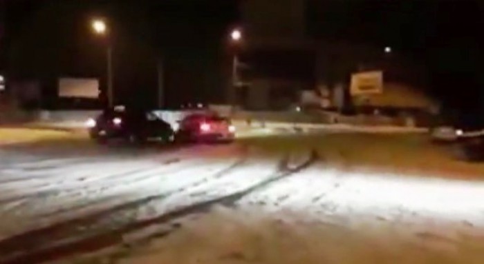 (video) Imagini pe care puţini le-au văzut. A fost pe cale să lovească un taxi în încercare de a derapa pe un rond (video) Imagini pe care puţini le-au văzut. A fost pe cale să lovească un taxi în încercare de a derapa pe un rond