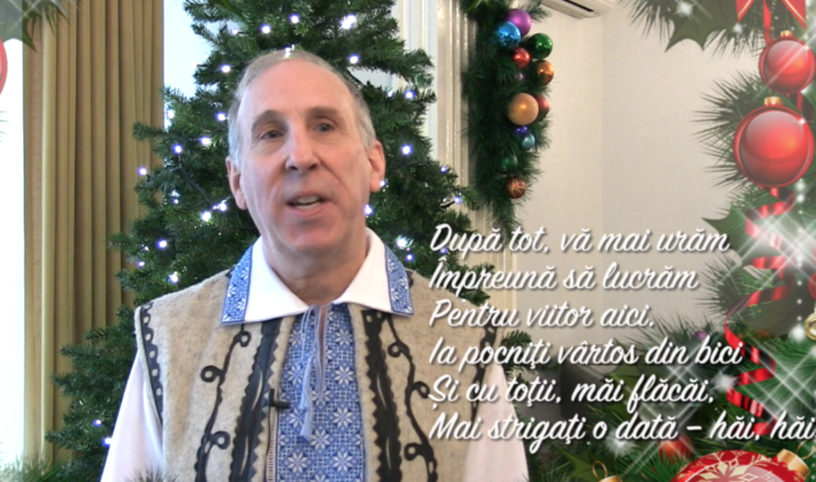(video) James Pettit, în stănuț, colindă moldovenii: „Roadă multă și frumoasă, De export și pentru casă”