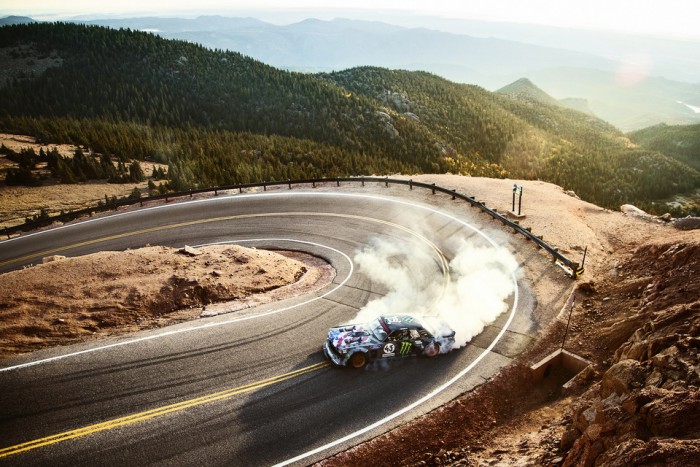 (video) Ken Block prezintă Climbkhana sau cum să cucerești Pikes Peak cu 1400 de cai putere (video) Ken Block prezintă Climbkhana sau cum să cucerești Pikes Peak cu 1400 de cai putere