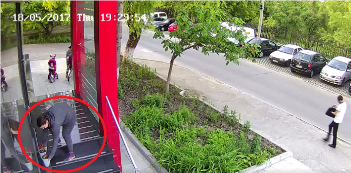 (update, video) Femeile care au fost surprinse furând ghiveciuri cu flori le-au restituit magazinului (update, video) Femeile care au fost surprinse furând ghiveciuri cu flori le-au restituit magazinului