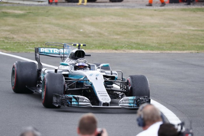 (video) Lewis Hamilton a câştigat MP organizat la el acasă. Ferrari a avut mari probleme aproape de final (video) Lewis Hamilton a câştigat MP organizat la el acasă. Ferrari a avut mari probleme aproape de final