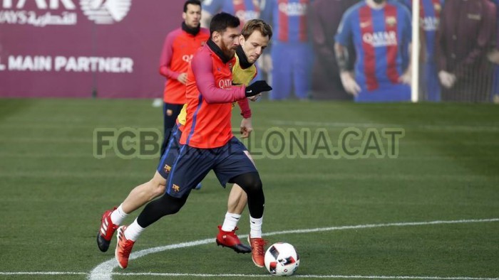(video) Lionel Messi continuă să-și demonstreze măiestria! Argentinianul a marcat un gol senzațional la antrenament, umilindu-i pe doi coechipieri (video) Lionel Messi continuă să-și demonstreze măiestria! Argentinianul a marcat un gol senzațional la antrenament, umilindu-i pe doi coechipieri
