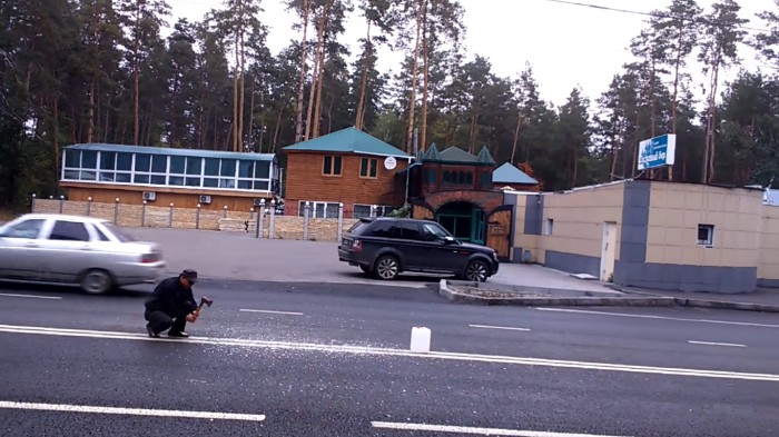 (video) No comment: A ieşit în stradă şi a început să taie cu toporul linia dublă continuă (video) No comment: A ieşit în stradă şi a început să taie cu toporul linia dublă continuă